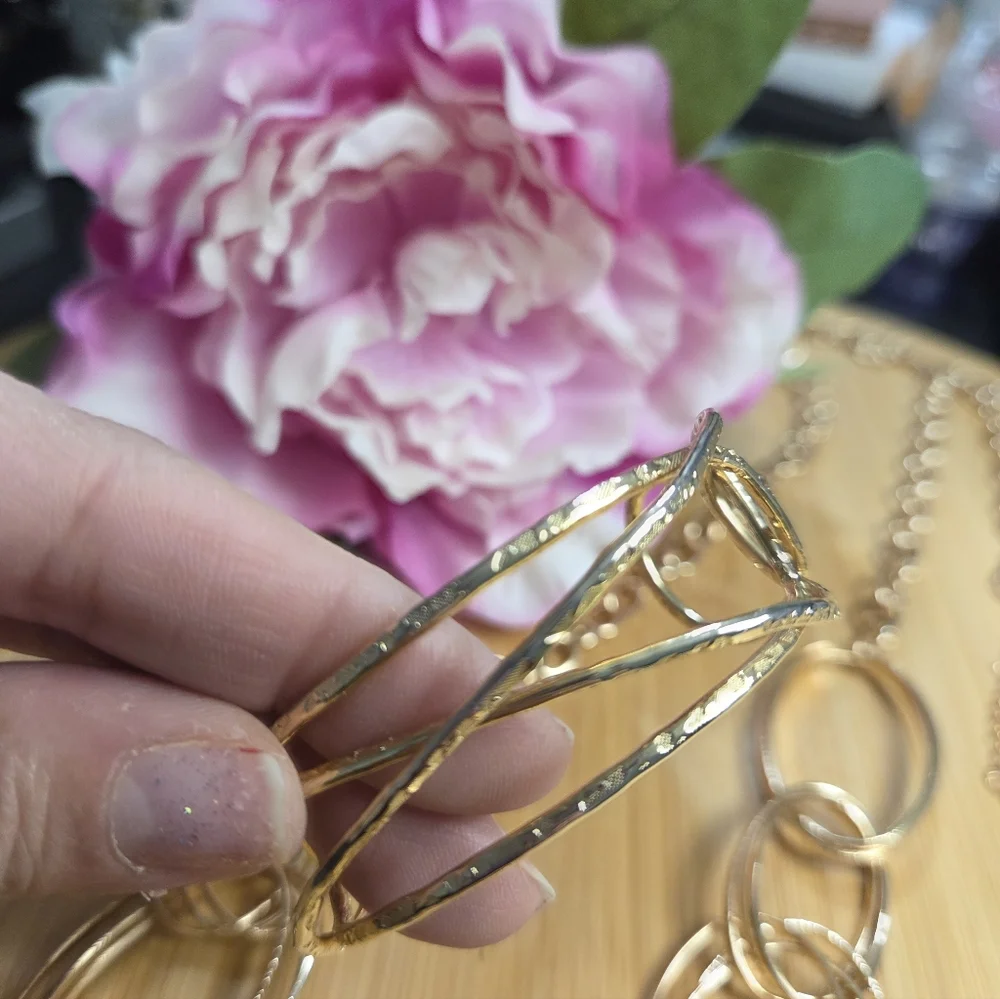 Elegant Gold Jewelry Set - Picture 4 of 6